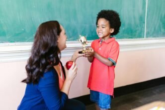 Un jeune élève rayonne de joie en recevant un trophée. Photo credit: RDNE Stock Project on Pexels