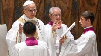Le pape Léon XIV célèbre sa première messe en tant que pape avec les cardinaux qui l’ont élu dans la chapelle Sixtine au Vatican, le 9 mai 2025. (Photo CNS/Vatican Media).