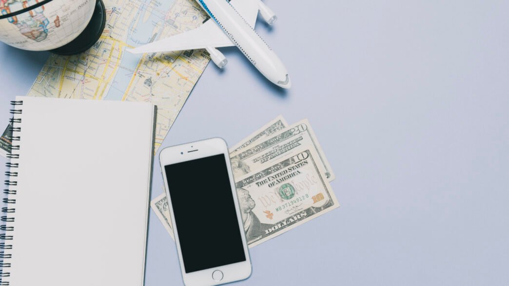 smartphone-et-argent-pres-de-trucs-touristiques