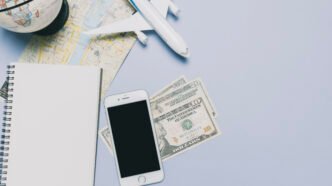 smartphone-et-argent-pres-de-trucs-touristiques