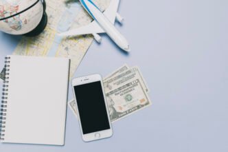 smartphone-et-argent-pres-de-trucs-touristiques