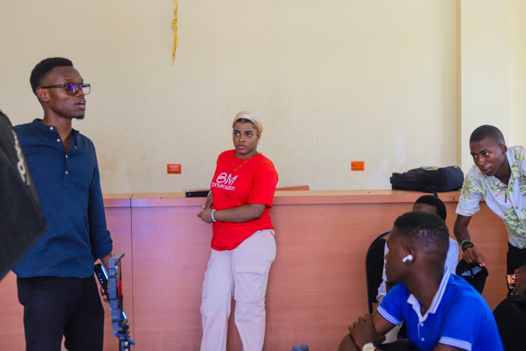 Des jeunes attentifs en formation de contenu numérique