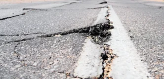 La route brisée par la colère du sol.