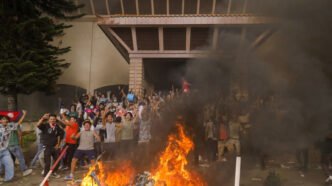 Le Parlement du Népal, incendié par des manifestants, le 9 septembre 2025. Crédit : Subaas Shrestha / NurPhoto / NurPhoto via AFP