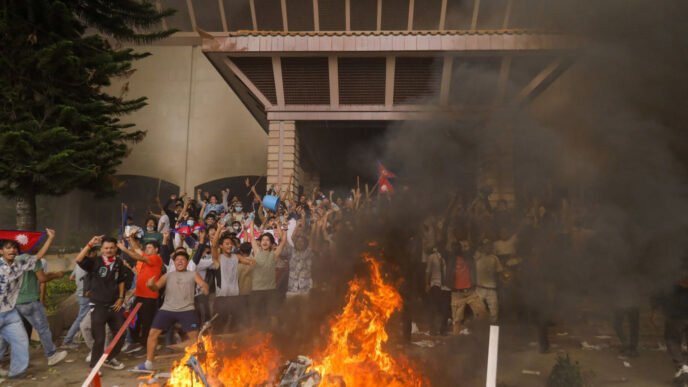 Le Parlement du Népal, incendié par des manifestants, le 9 septembre 2025. Crédit : Subaas Shrestha / NurPhoto / NurPhoto via AFP
