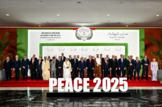 Le président américain Donald Trump et d’autres dirigeants posent pour une photo de famille lors d’un sommet à Charm el-Cheikh, en Égypte, pour soutenir la fin de la guerre Israël-Hamas. Crédit photo : Page White House sur Facebook