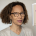 Yanick Lahens, lauréate du Grand Prix du roman de l’Académie française 2025, aux côtés de la couverture de son ouvrage Passagères de nuit. Photo : Radio France