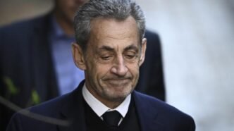 Nicolas Sarkozy se rend à la prison de La Santé, le 21 octobre 2025 à Paris. © AFP