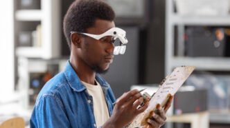 Gros plan sur un homme réparant des puces informatiques Crédit image : Freepik
