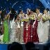 Les finalistes entourent la nouvelle gagnante de Miss Universe 2025 lors de la cérémonie de couronnement. Credit : Facebook Miss Universe Organization