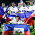 Des joueurs de la sélection haïtienne célèbrent leur qualification historique pour la Coupe du monde 2026, drapés du bicolore national sur la pelouse à l’issue de leur dernière victoire. Photo crédit: @concacaf / Instagram